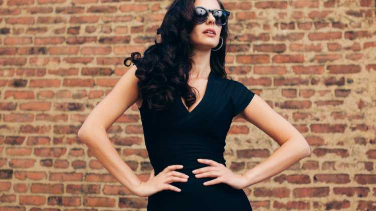 Брюнетка в черном платье