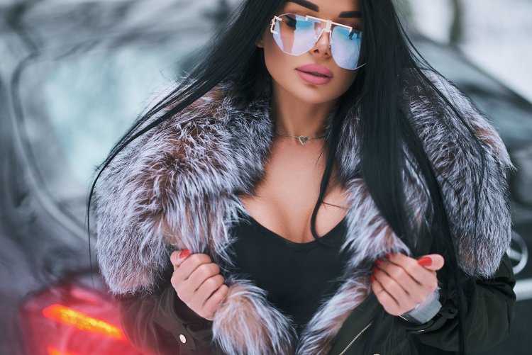 Шикарная брюнетка