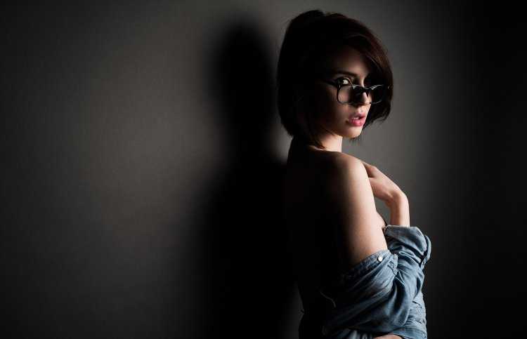 Фотосессия в очках в студии