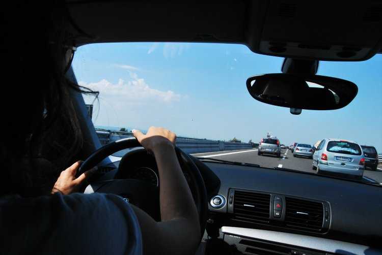 Девушка за рулем автомобиля