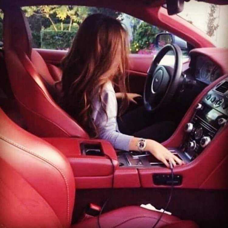 Девушка за рулем