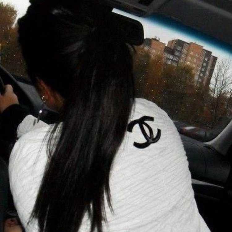 Брюнетка в машине без лица