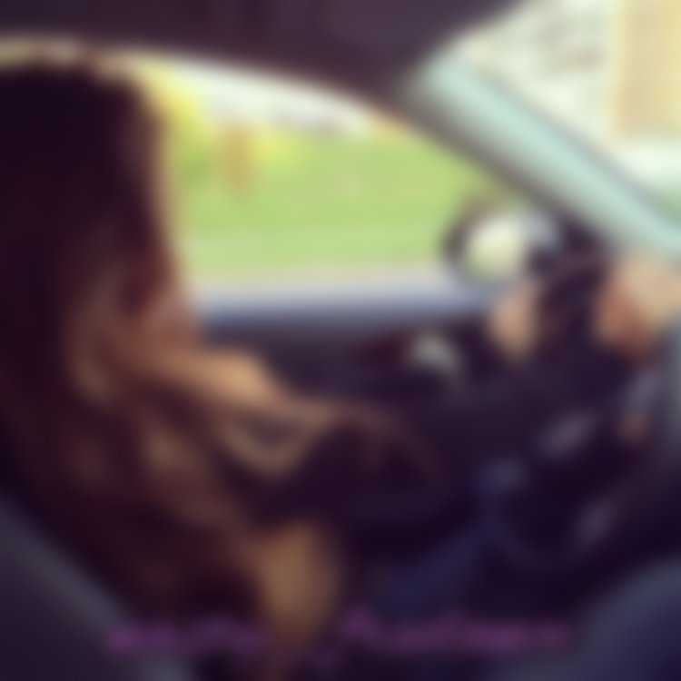 Девушка в машине без лица