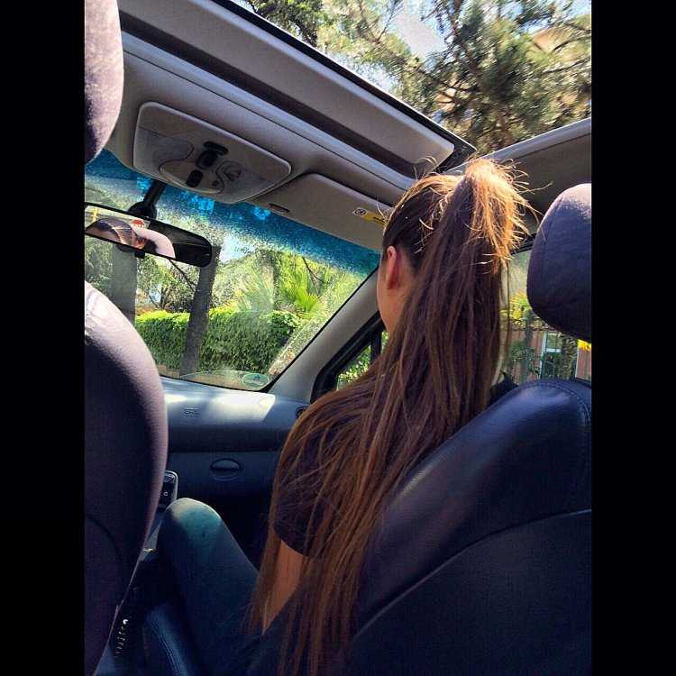 Девушка в машине со спины