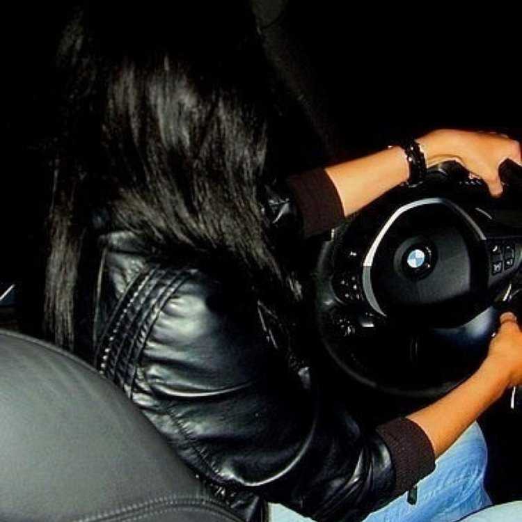 Девушка брюнетка в машине спиной46