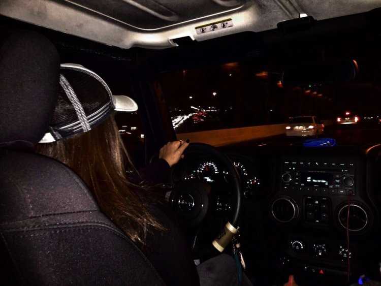 Девушка в машине ночью