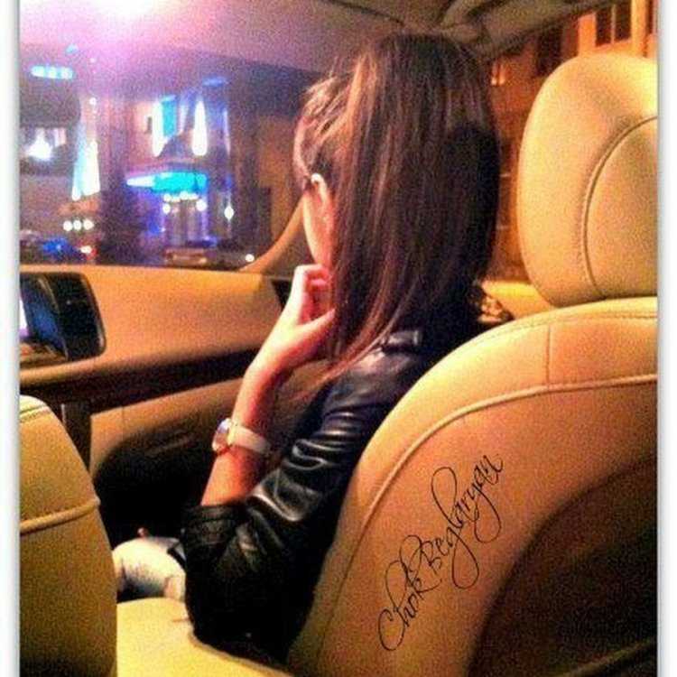 Девушка брюнетка с длинными волосами в машине