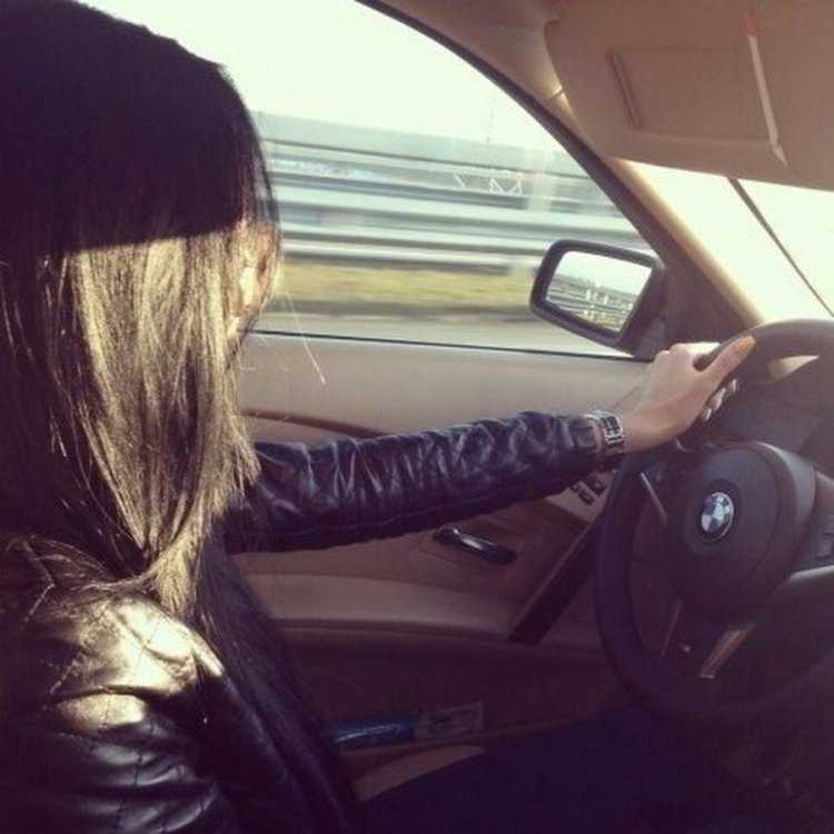 Девушка в машине со спины