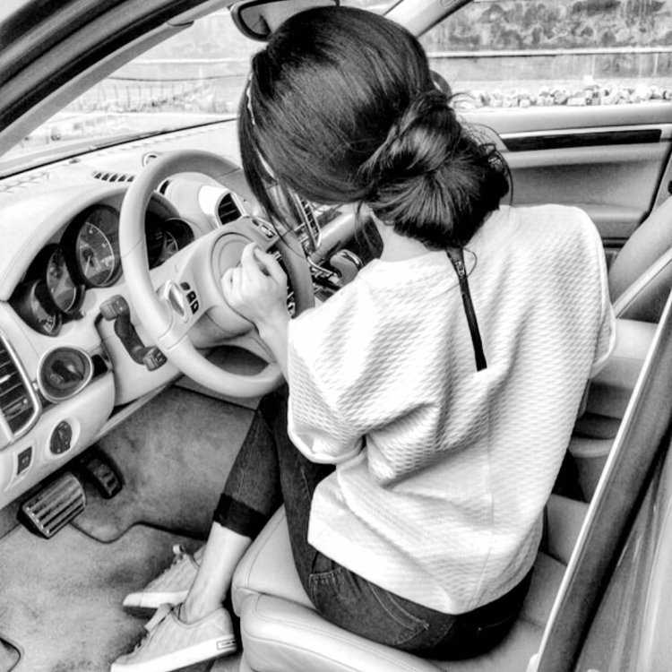 Девушка с машиной на аву