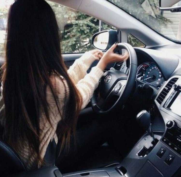 Девушка в машине со спины