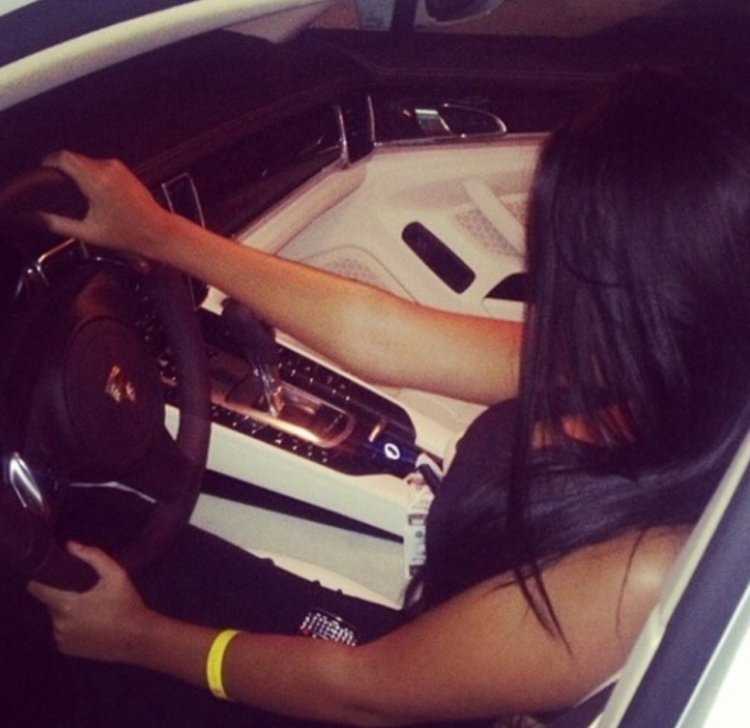 Девушка в машине со спины