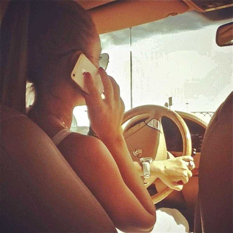 Девушка за рулем со спины