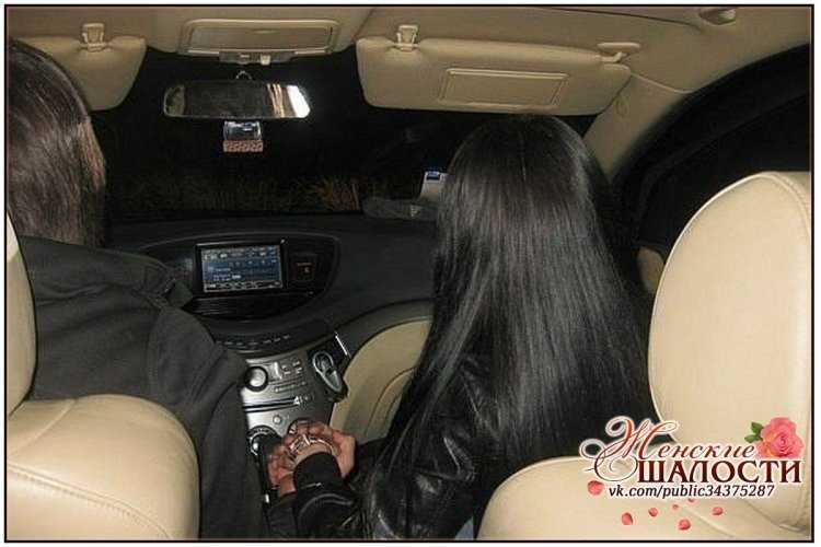 Брюнетка с длинными волосами в машине
