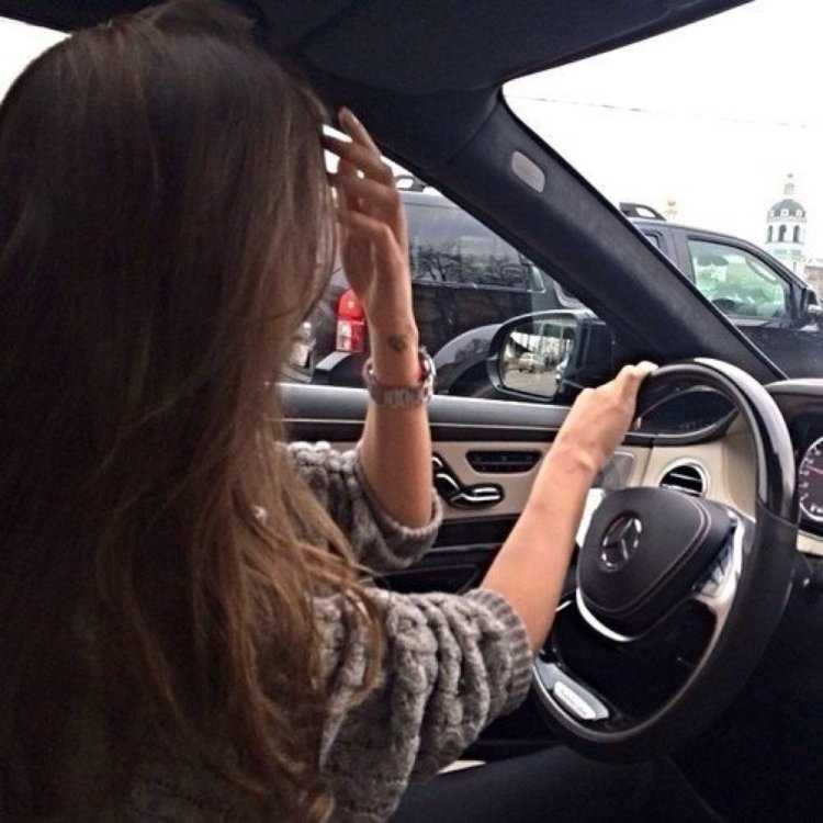 Девушка за рулем Мерседеса