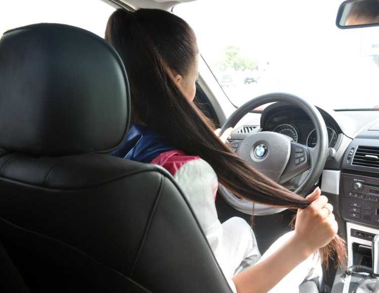 Девушка за рулем BMW