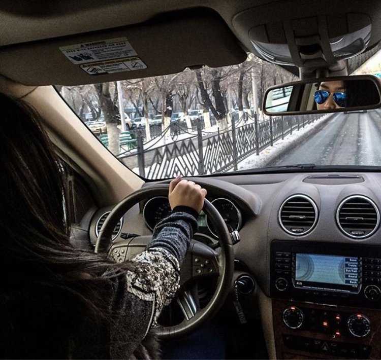 Девушка в дорогой машине без лица