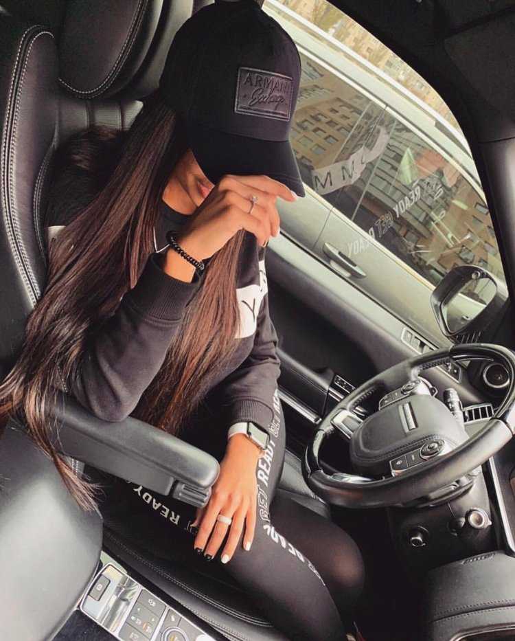 Девушка брюнетка в машине