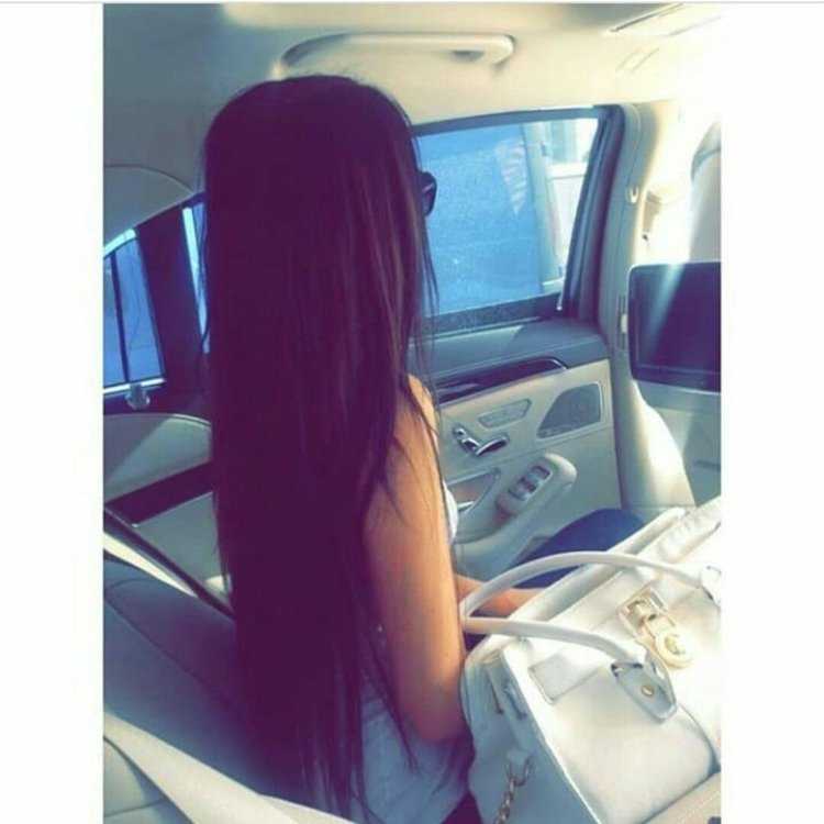 Брюнетка с длинными волосами за рулем