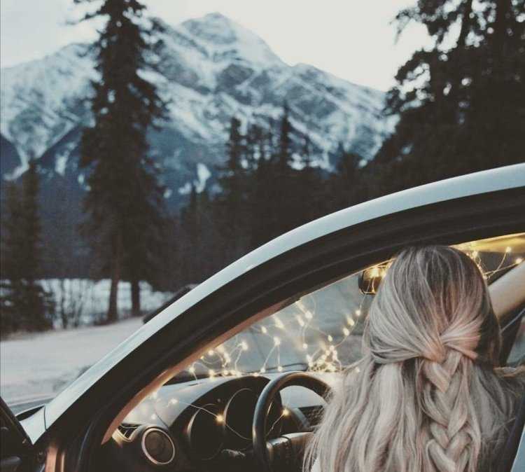 Девушка брюнетка в машине спиной81