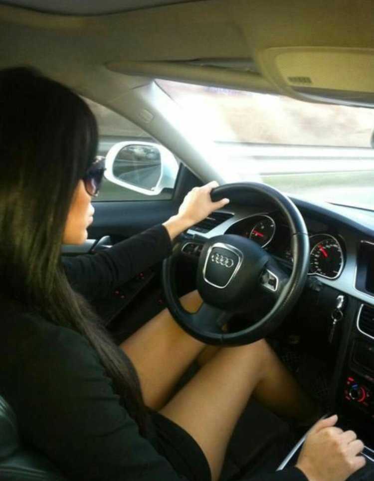 Девушка за рулем Ауди