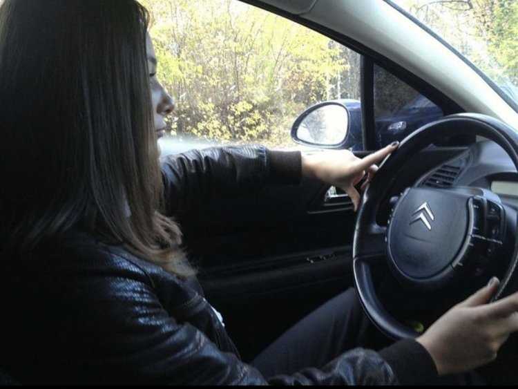Девушка за рулем со спины