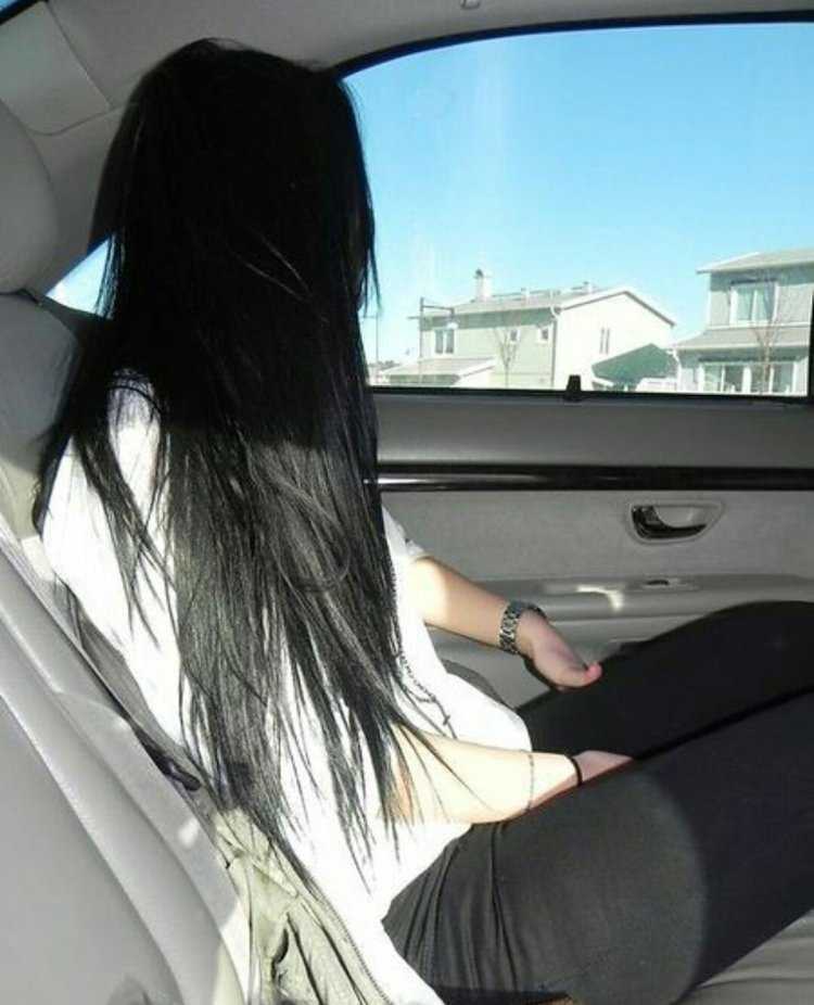 Брюнетка с длинными волосами в машине