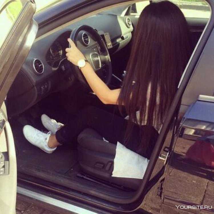 Брюнетка с длинными волосами в машине