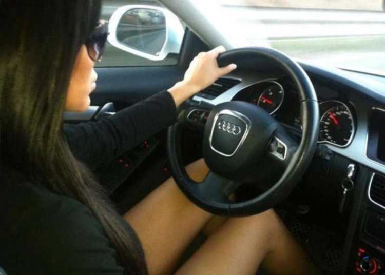 Ауди с девушками в салоне