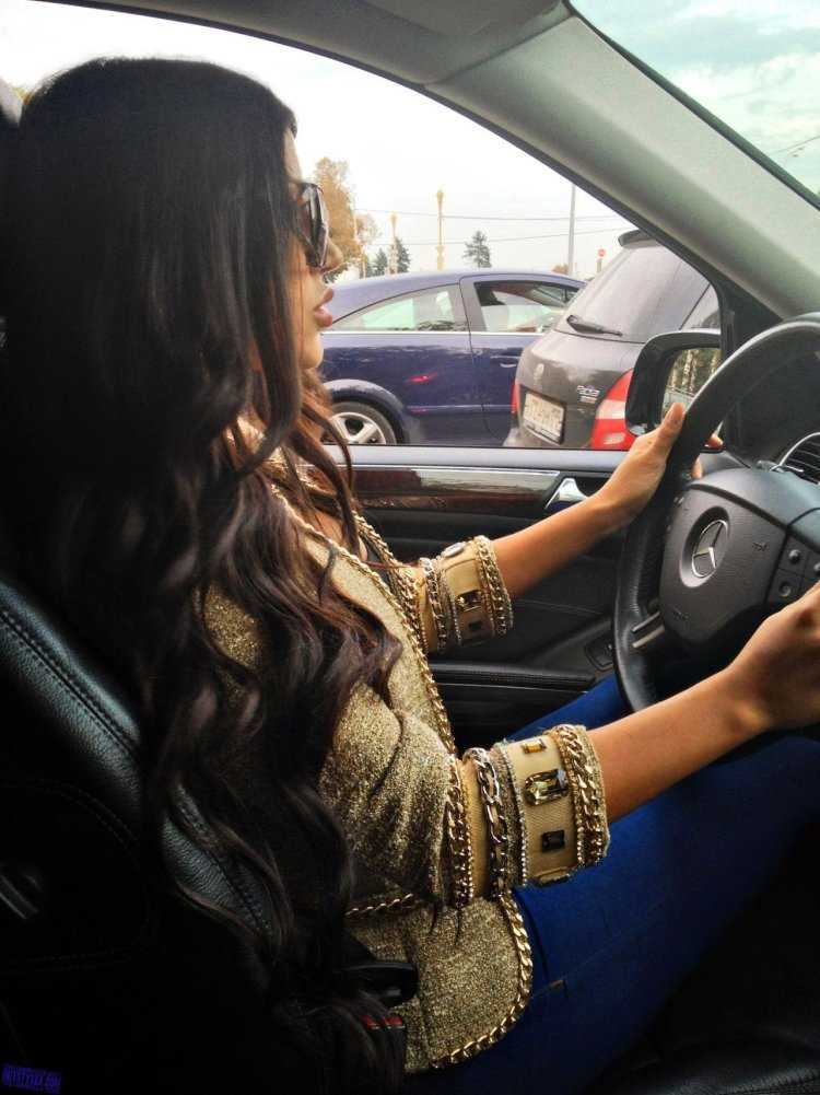 Красивая брюнетка в машине