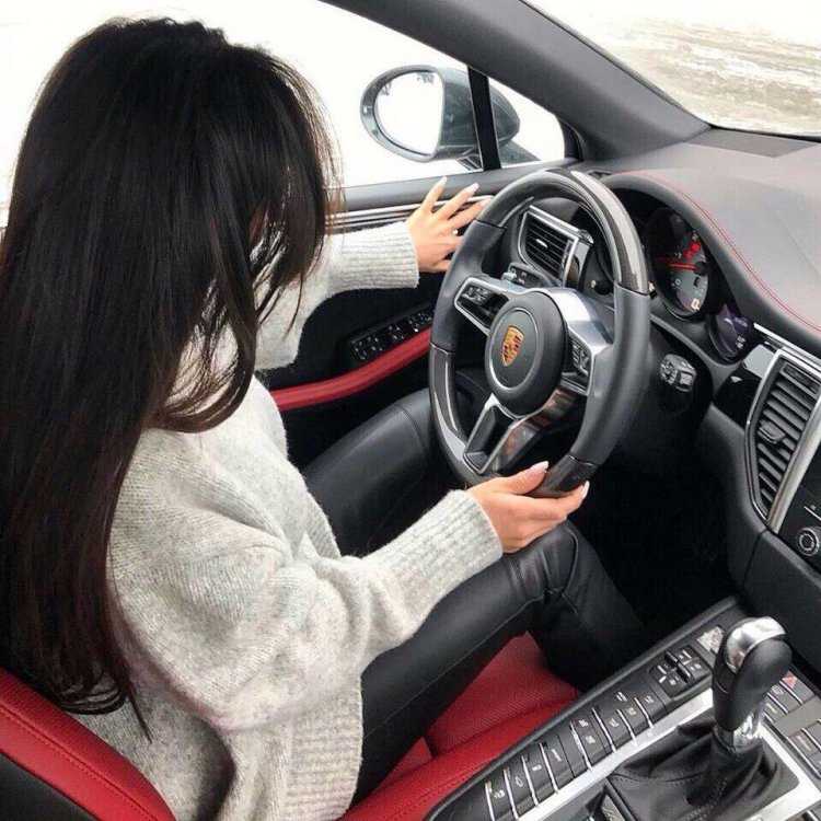 Девушка брюнетка за рулем