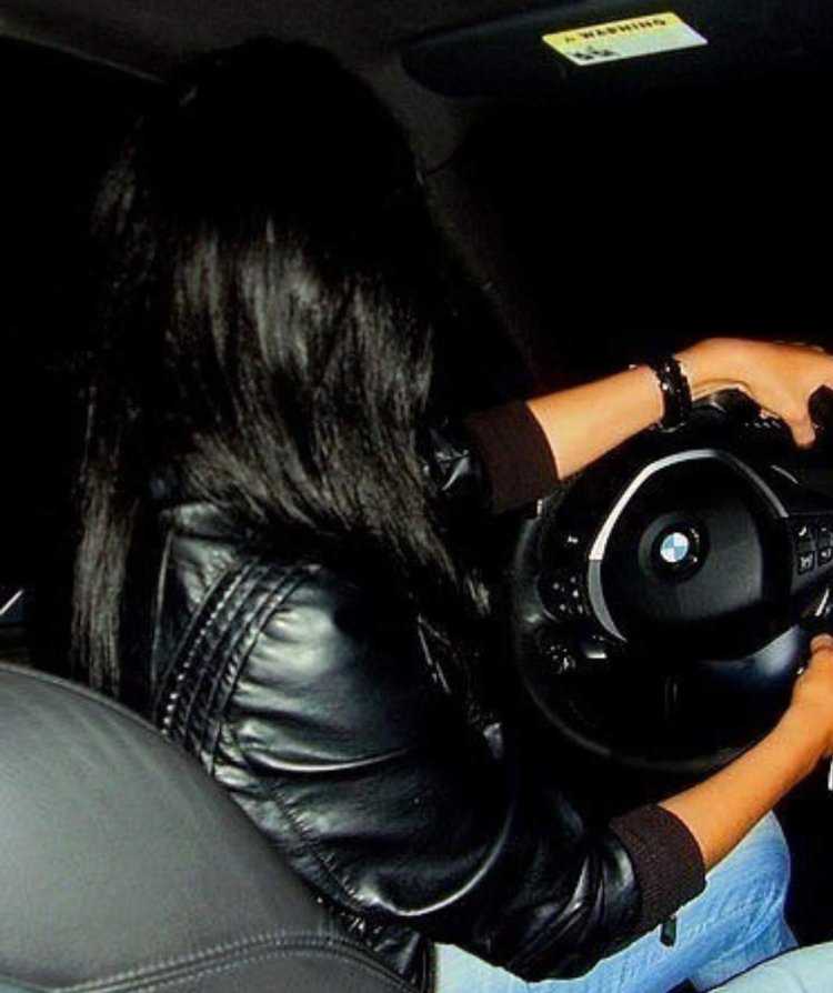 Девушка за рулем без Лиу