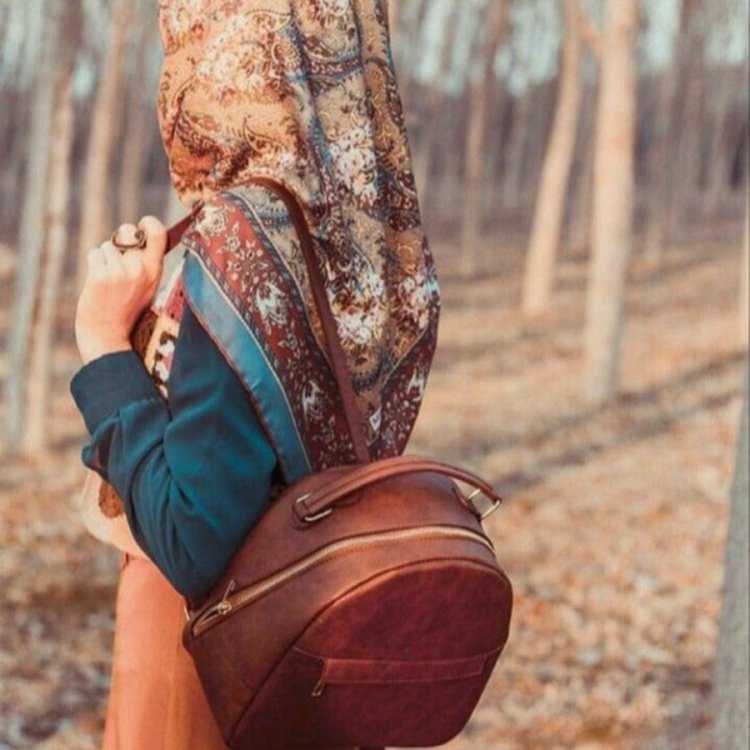 Мусульманки в платках со спины