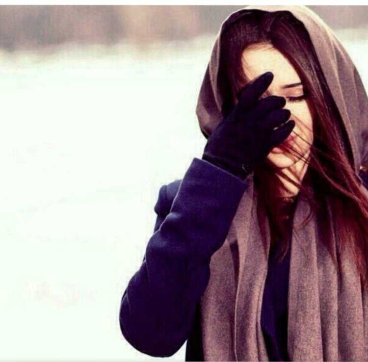 Брюнетка в капюшоне