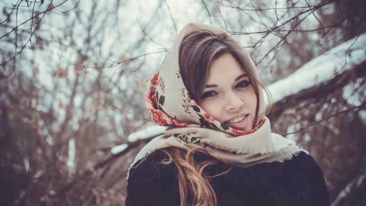 Красивые девушки в русских платках