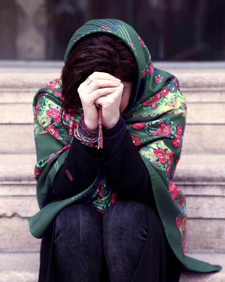 Девушка брюнетка в платке15