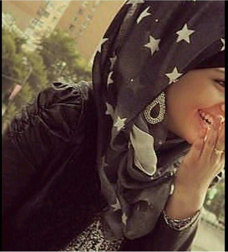 Девушка брюнетка в платке