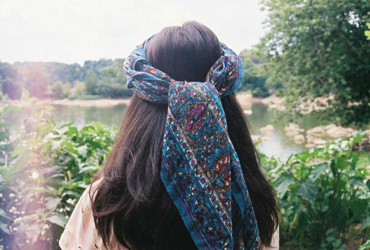 Девушка с платком на волосах