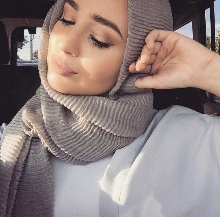 Красивое лицо в хиджабе