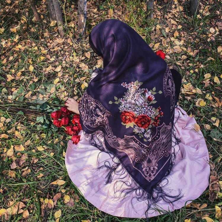 Красивые мусульманки в платках со спины