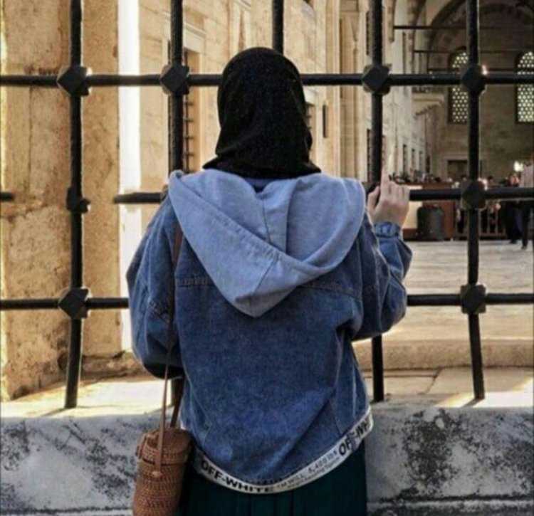 Девушка в хиджабе со спины