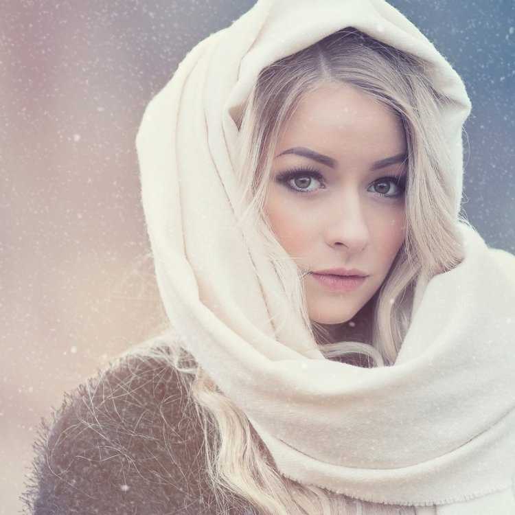 Красивая блондинка в платке