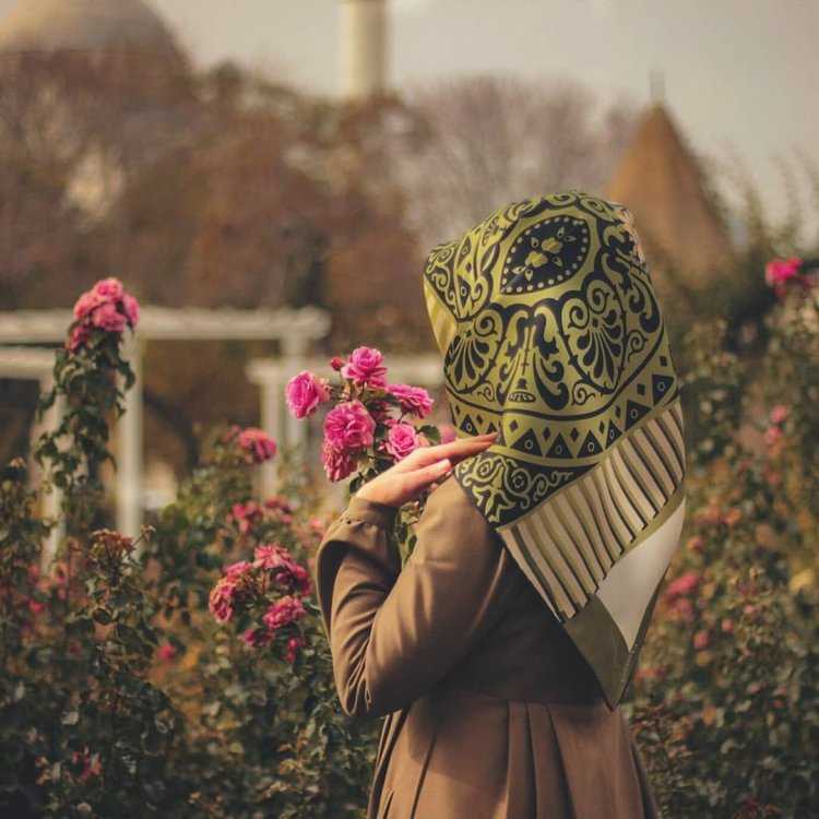 Девушка в платке с цветами