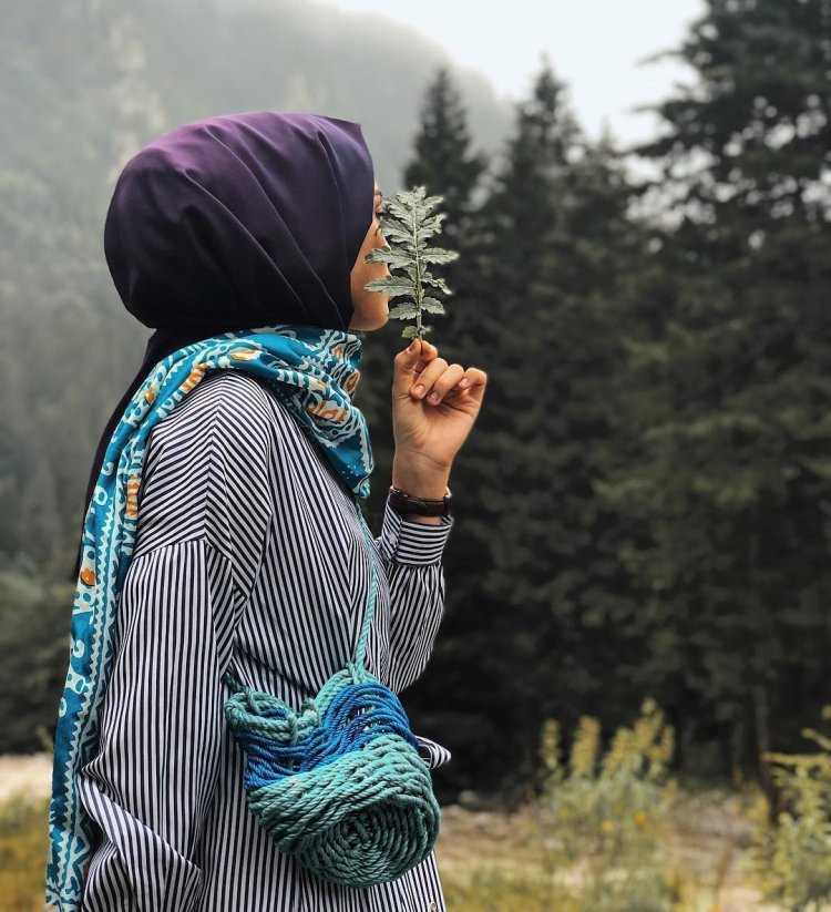 Мусульманки в платках со спины