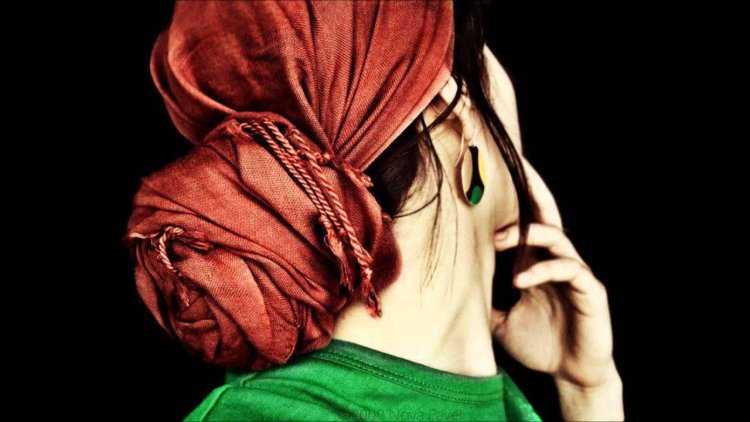 Девушка брюнетка в платке7