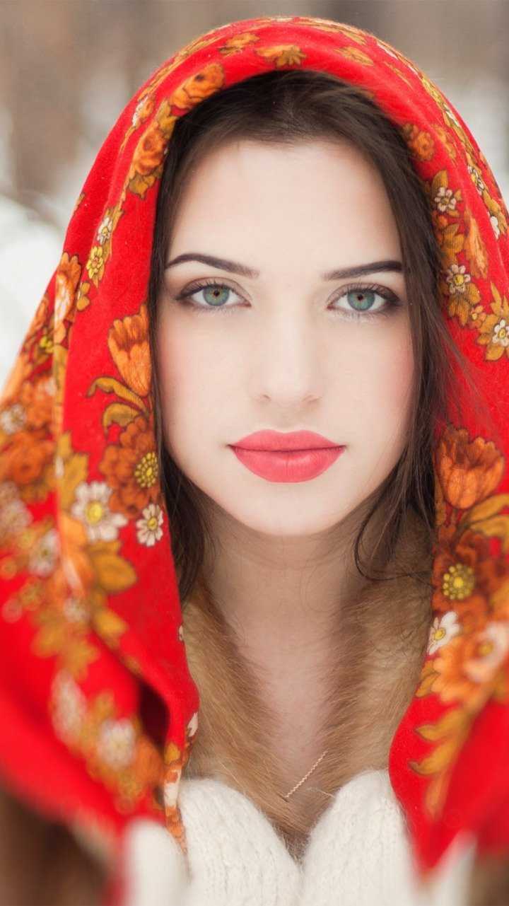 Красивая девушка в платке