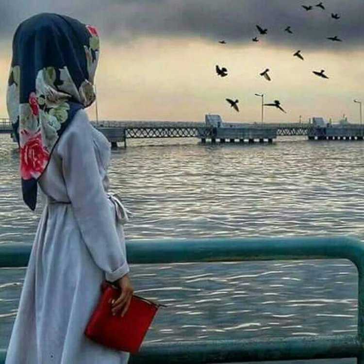 Девушка брюнетка в платке53