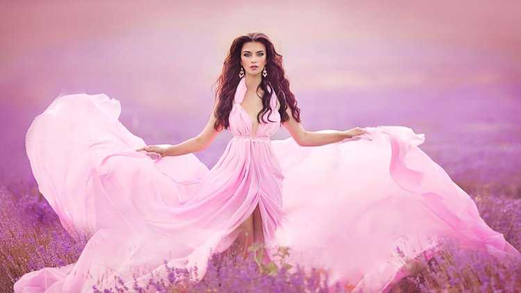 Девушка брюнетка в розовом платье50