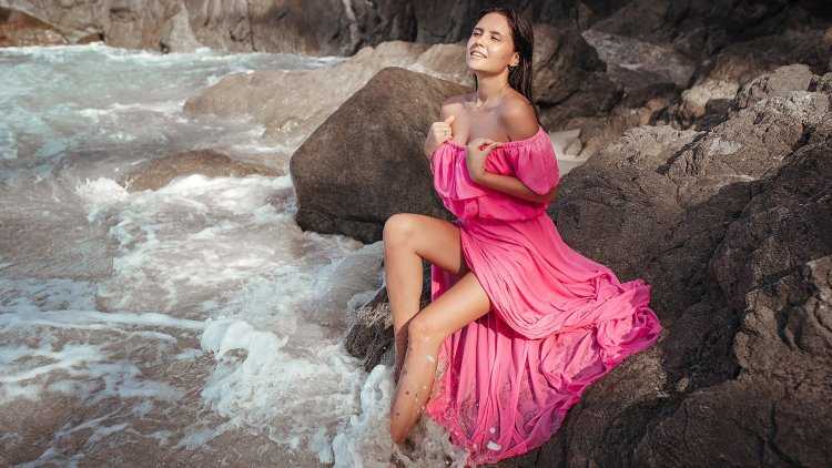 Девушка в платье комбинации на море