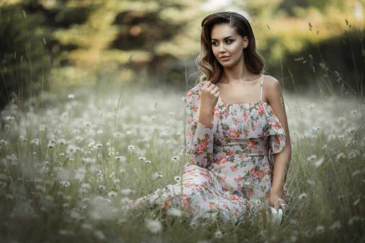 Девушка в сарафане