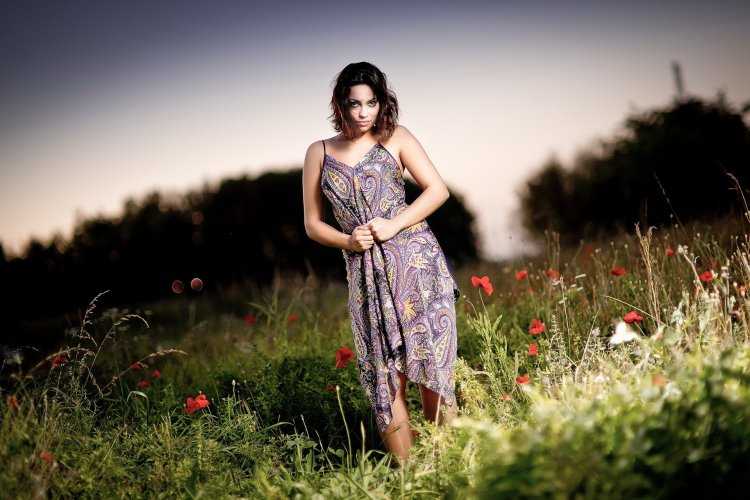 Девушка в сарафане в поле